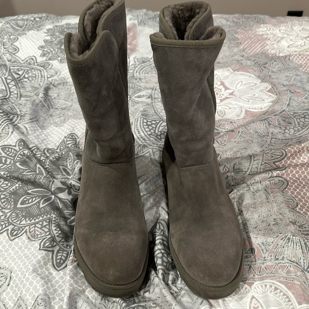Pre-owned size 9 WMN grey Amie Ugg boots
